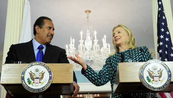 A então secretária de Estado dos EUA, Hillary Clinton, com o primeiro-ministro e ministro das Relações Exteriores do Qatar, Hamad bin Jassim bin Jabr Al-Thani, em 11 de janeiro de 2012 - Sputnik Brasil
