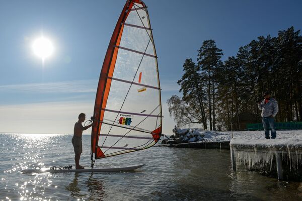 Atleta Aleksandr Orlov (à esquerda) pratica windsurf, sob a temperatura de 5 graus negativos - Sputnik Brasil