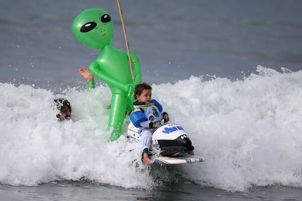 Oliver, de três anos, foi o participante mais jovem das competições de surf que se realizam por ocasião  do Halloween na cidade de Santa Monica, no estado da Califórnia - Sputnik Brasil