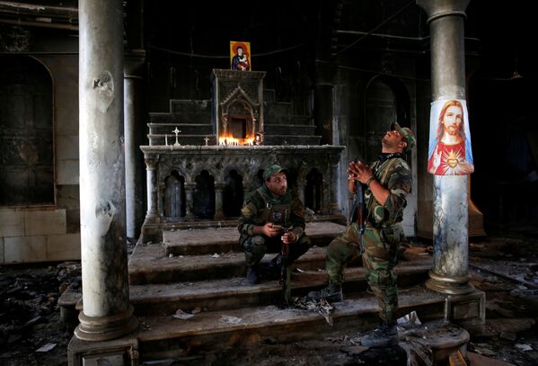 Soldados cristãos iraquianos em uma igreja libertada dos terroristas na periferia da cidade de Mossul - Sputnik Brasil