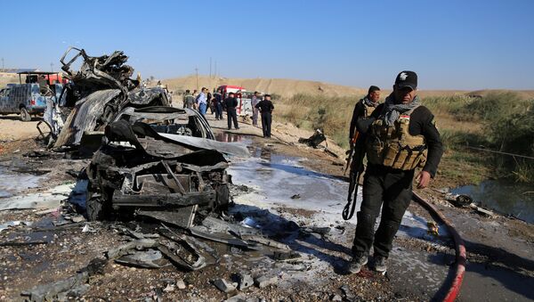 As forças de segurança iraquianas inspecionam o local de um atentado em Tikrit, Iraque, 6 de novembro de 2016 - Sputnik Brasil