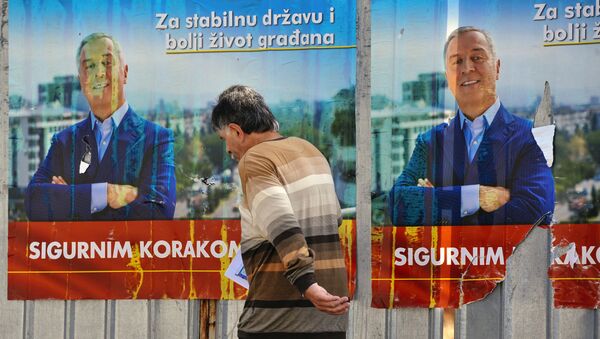 Posteres de campanha do primeiro-ministro de Montenegro, Milo Djukanovic, em Podgorica, 14 de outubro de 2016 - Sputnik Brasil