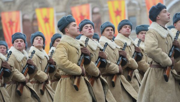 Estudantes de escolas militares participam da marcha solene dedicada ao 75º aniversário da parada militar de 1941 na Praça Vermelha em Moscou, Rússia, 7 de novembto de 2016 - Sputnik Brasil
