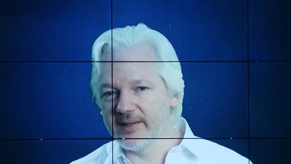 Jornalista e fundador do WikiLeaks Julian Assange ao dar um discurso on-line na conferência internacional sobre a mídia - Sputnik Brasil