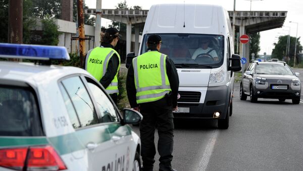 Agentes de polícia da Eslováquia monitoram rodovia perto da fronteira do país com a Hungria. Posto de controle entre Čunovo e Rajka. 14 de setembro de 2015. - Sputnik Brasil