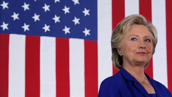Presidenciável democrata Hillary Clinton ouve enquanto ela é anunciada em um comício de campanha em Las Vegas, em Nevada, EUA, em 2 de novembro de 2016 - Sputnik Brasil