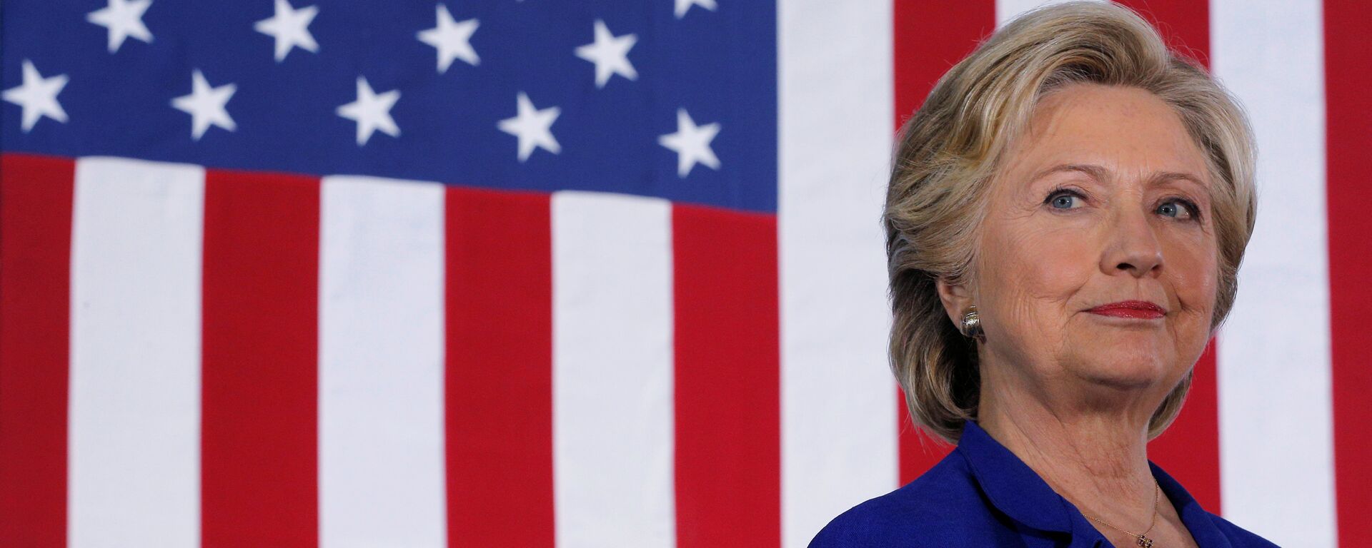 Presidenciável democrata Hillary Clinton ouve enquanto ela é anunciada em um comício de campanha em Las Vegas, em Nevada, EUA, em 2 de novembro de 2016 - Sputnik Brasil, 1920, 17.08.2020