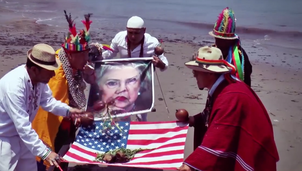 Xamãs peruanos realizam ritual na praia do Pacífico no Peru exibindo foto de Hillary Clinton e bandeira dos EUA - Sputnik Brasil