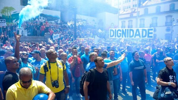 Servidores públicos do Rio de Janeiro, de diversas categorias fazem manifestação em frente à ALERJ - Sputnik Brasil