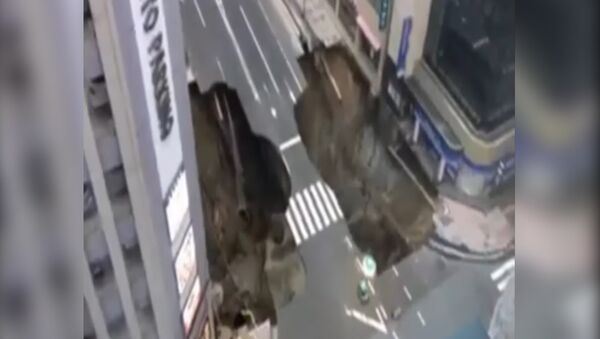 Imagens do apocalipse: enorme cratera engole parte de uma avenida no Japão (VÍDEO) - Sputnik Brasil