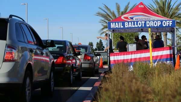 Lines of traffic wait as people vote early at the San Diego County Elections Office in San Diego, California, U.S., November 7, 2016 - Sputnik Brasil
