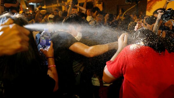 Polícia usando spray de pimenta contra manifestantes durante um protesto contra interferência de Pequim na política local, Hong Kong, China, 6 de novembro de 2016 - Sputnik Brasil