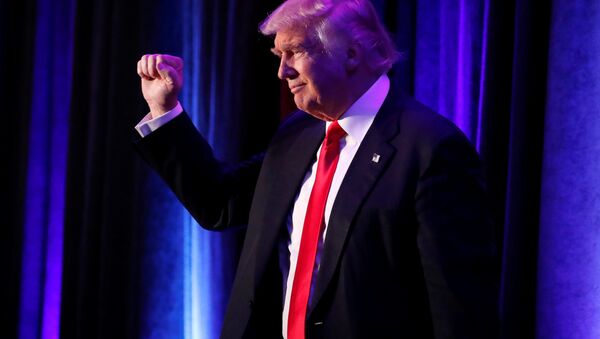 Presidenciável republicano Donald Trump que venceu nas eleições chega à manifestação dos seus apoiantes em Manhattan, Nova York, EUA, 9 de novembro de 2016 - Sputnik Brasil