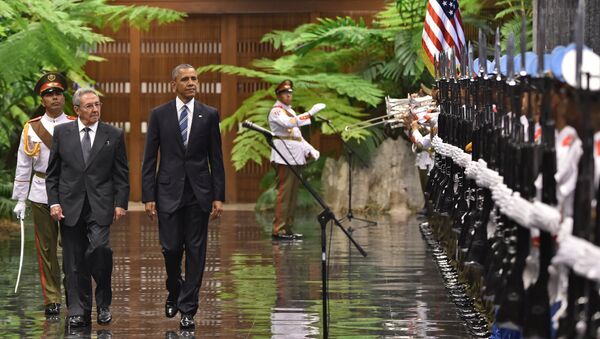 O presidente dos EUA, Barack Obama, e o presidente cubano, Raúl Castro, verificam as tropas cubanas no Palácio da Revolução, em Havana, em 21 de março de 2016. - Sputnik Brasil