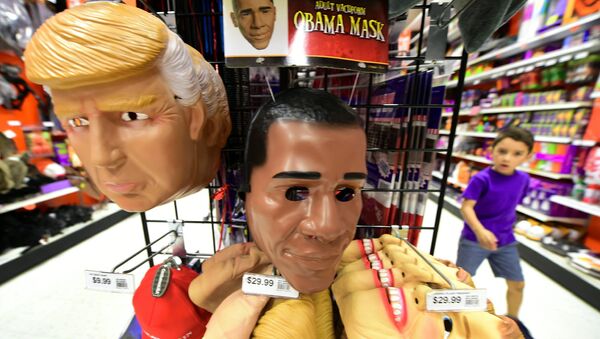 A child walks past a display of masks of US President Barack Obama, and presidential hopefuls Donald Trump and Hillary Clinton, for sale at a shop selling Halloween items in Alhambra, California on October 21, 2016 - Sputnik Brasil