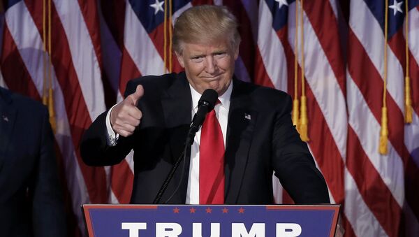Presidente eleito dos EUA, Donald Trump, cumprimenta os seus apoiantes em Manhattan, Nova York, em 9 de novembro de 2016 - Sputnik Brasil