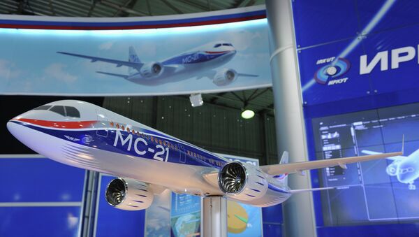 Modelo do avião russo de médio curso MS-21 da corporação estatal russa Irkut - Sputnik Brasil
