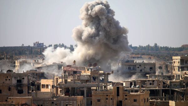 Fumaça liberada em ataque aéreo realizado pelas forças do governo sírio numa região da província de Daraa tomada por rebeldes, sul da Síria - Sputnik Brasil