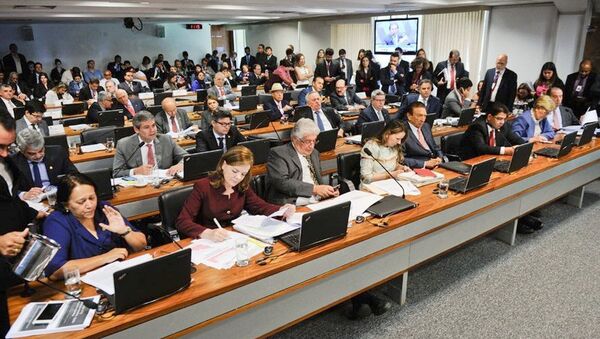 Reunião da CCJ em que foi aprovada a Pec do Teto de Gastos - Sputnik Brasil