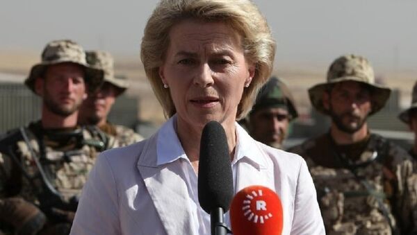 Ministra da Defesa alemã Ursula von der Leyen discursando em frente aos soldados de Bundeswehr e forças curdas peshmerga - Sputnik Brasil