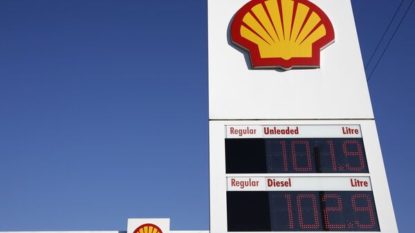 Logotipo da empresa petrolífera Shell num posto de gasolina - Sputnik Brasil