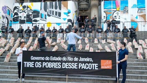 Moradores do Jacarezinho e Rio de Paz protestam na Alerj, sob o olhar da Polícia Militar - Sputnik Brasil