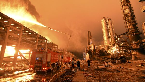 Bombeiros tentam apagar o incêndio em uma usina petroquímica em Zhangzhou, na província de Fujian, China - Sputnik Brasil