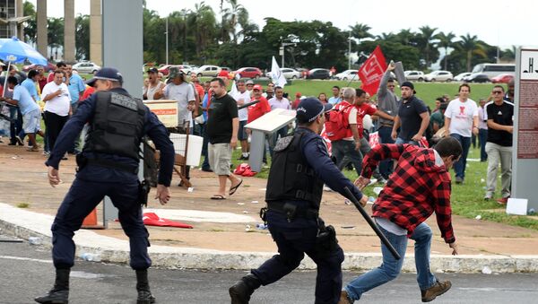Polícia entra em confronto com integrantes da CUT em Brasília - Sputnik Brasil