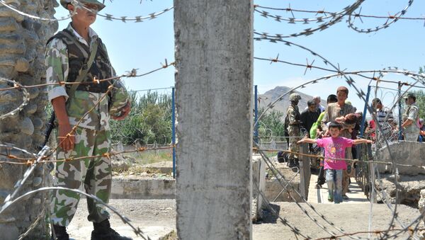Guarda vigia a fronteira entre o Quirguistão e o Uzbequistão - Sputnik Brasil