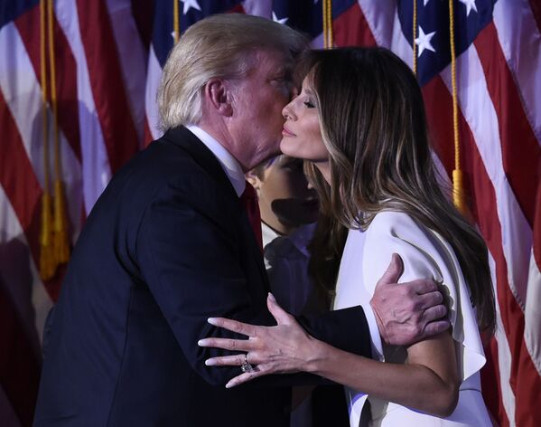 Donald Trump e sua esposa, Melania, pouco depois da vitória nas eleições presidenciais dos Estados Unidos - Sputnik Brasil