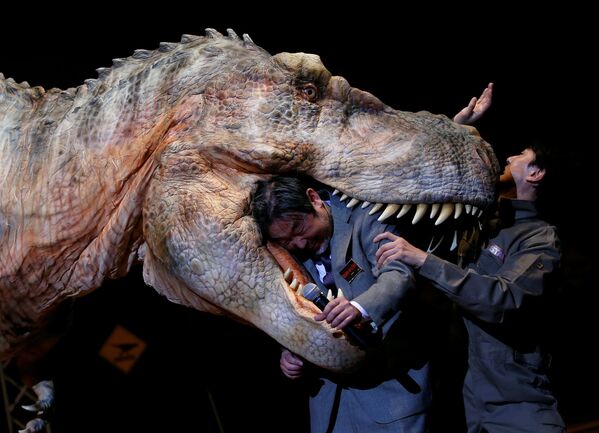 Diretor-geral da corporação japonesa On-Art, Kazuya Kanemaru, na apresentação de um dinossauro robótico TRX03 de oito metros em Tóquio - Sputnik Brasil