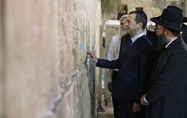 Premiê russo, Dmitry Medvedev, perto do Muro das Lamentações, em Jerusalém, durante uma visita oficial a Israel - Sputnik Brasil