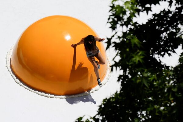Em Santiago do Chile, no âmbito do festival de arte urbana, foi apresentada uma instalação de ovos estrelados - Sputnik Brasil
