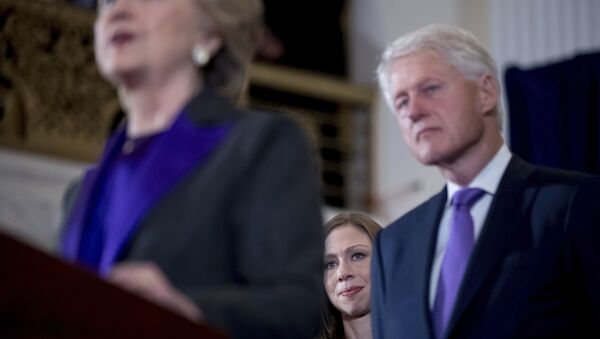 Chelsea, Hillary e Bill Clinton - Sputnik Brasil