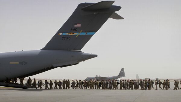 Soldados norte-americanos entrando em um avião militar na base militar de Bagram saindo do Afeganistão (foto de arquivo) - Sputnik Brasil