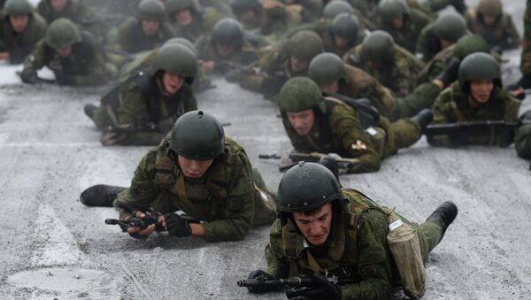Agentes da Guarda Nacional da Rússia durante o concurso militar na região de Novosibirsk, Rússia, outubro de 2016 - Sputnik Brasil