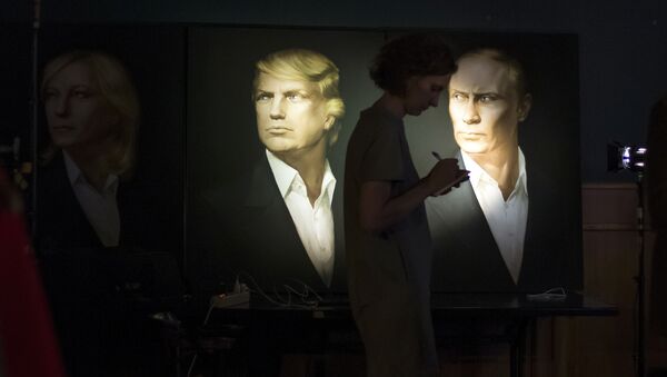 Uma jornalista fazendo uma matéria durante transmissão ao vivo das presidenciais norte-americanas, com os retratos de Trump e Putin no fundo - Sputnik Brasil