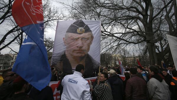 Manifestantes empunham o retrato do presidente russo Vladimir Putin durante um protesto contra a OTAN no centro de Belgrado, Sérvia, fevereiro de 2016 - Sputnik Brasil
