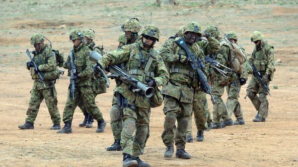 Soldados do Regimento de Infantaria do Exército Ocidental da Força de Autodefesa Terrestre do Japão carregam suas armas com o Exercício Punho de Ferro 2014 em andamento durante um exercício conjunto com fuzileiros navais dos EUA e marinheiros da 15ª Unidade Expedicionária em Camp Pendleton, no sul da Califórnia, 9 de fevereiro de 2014 - Sputnik Brasil