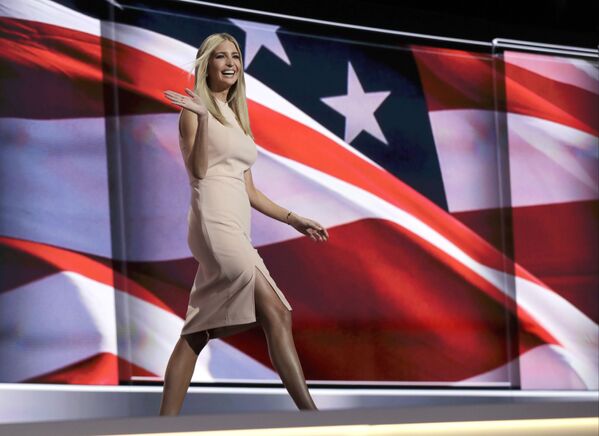 Ivanka Trump passeia na passarela durante o último dia da Convenção Republicana em Cleveland, Ohio, EUA, 21 de julho de 2016 - Sputnik Brasil
