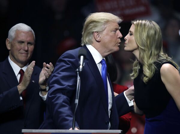 Donald Trump beija a sua filha Ivanka enquanto o candidato à vice-presidência Mike Pence aplaude na manifestação a favor de Trump, Manchester, Nova Hampshire, EUA, 7 de novembro de 2016 - Sputnik Brasil