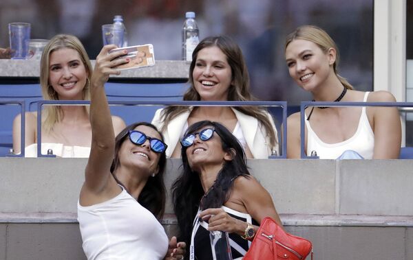 Duas mulheres tiram selfie com Ivanka Trump durante jogo de tênis em Nova York, 11 de setembro de 2016 - Sputnik Brasil