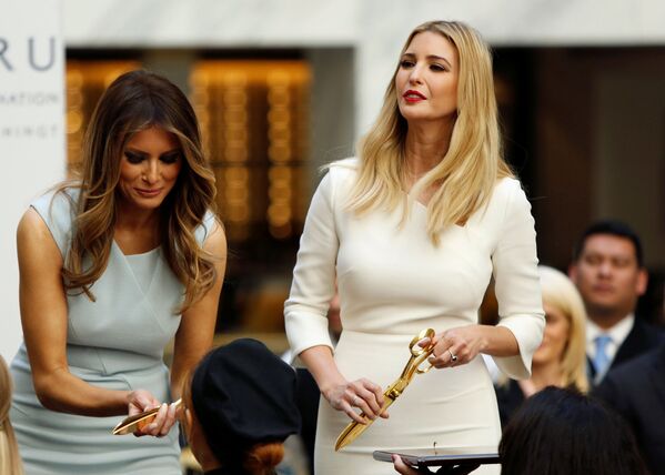 Melania e Ivanka Trump participam da cerimônia de abertura de novo Hotel Internacional de Trump em Washington, EUA, 26 de outubro de 2016 - Sputnik Brasil