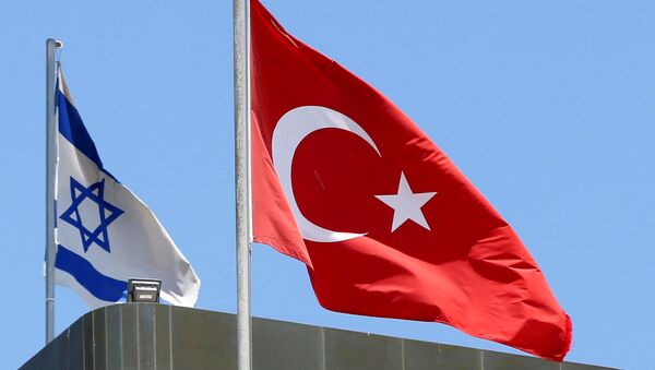 A bandeira turca vibra sobre a embaixada turca e a bandeira israelense é vista perto. Tel-Aviv, Israel, junho de 2016 - Sputnik Brasil