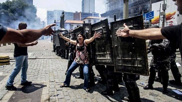 PM em frente à Alerj durante manifestação contra cortes - Rio de Janeiro, 16 de novembro - Sputnik Brasil