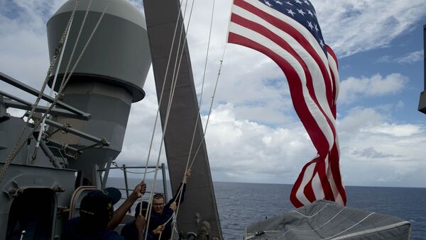 US Navy personnel raise their flag - Sputnik Brasil