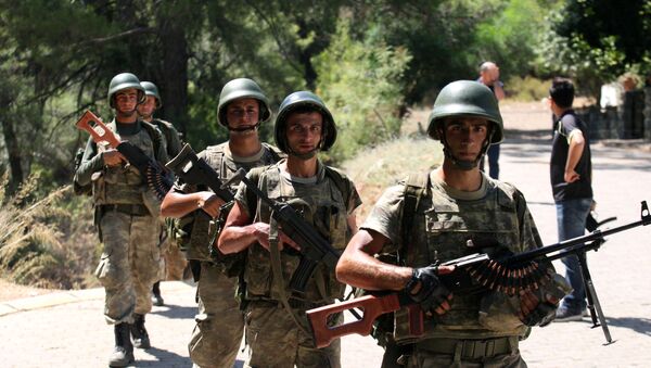 Soldados turcos buscam os militares desaparecidos que podem ser envolvidos no golpe do Estado - Sputnik Brasil