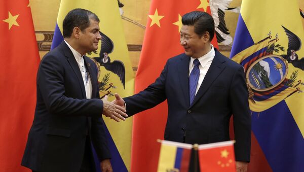 O presidente chinês Xi Jingping e o presidente do Equador Rafael Correa apertam as mãos depois de assistir a ceremônia cantada no Grande Salão do Povo, Pequim, em 7 de janeiro, 2015 - Sputnik Brasil
