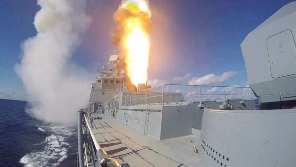 Admiral Grigorovich frigate launches Kalibr missiles on terrorist targets in Syria - Sputnik Brasil
