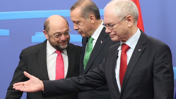 Da direita à esquerda: o presidente do Conselho Europeu, Herman Van Rompuy, o presidente da Turquia, Recep Tayyip Erdogan, e o presidente do Parlamento Europeu, Martin Schulz, são vistos antes do início de um encontro em Bruxelas em 21 de janeiro de 2014 - Sputnik Brasil